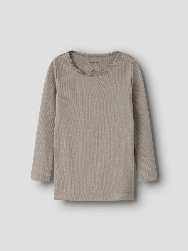 Name It Langarmshirt »NMFKAB LS TOP NOOS« in Feinripp und mit süßer Spitzenkante am Ausschnitt