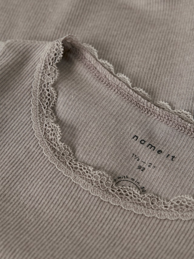 Name It Langarmshirt »NMFKAB LS TOP NOOS« in Feinripp und mit süßer Spitzenkante am Ausschnitt