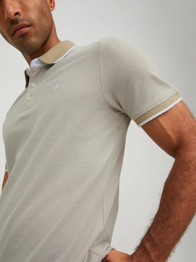 Jack & Jones Poloshirt »JJEPAULOS Poloshirt mit klassischem Kragen und figurbetonter Form« Logostickerei, modisch, schmal, Baumwolle, Polokragen