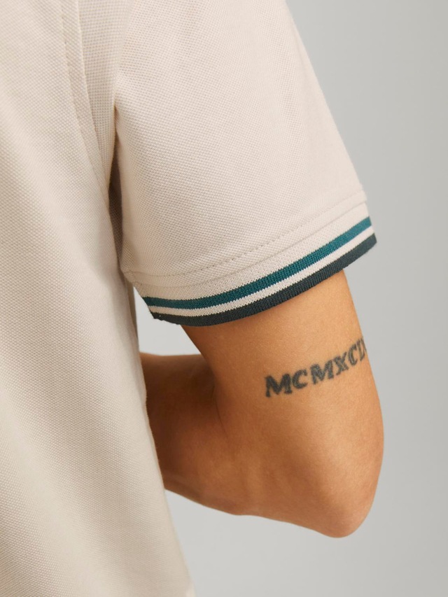 Jack & Jones Poloshirt »JJEPAULOS Poloshirt mit klassischem Kragen und figurbetonter Form« Logostickerei, modisch, schmal, Baumwolle, Polokragen
