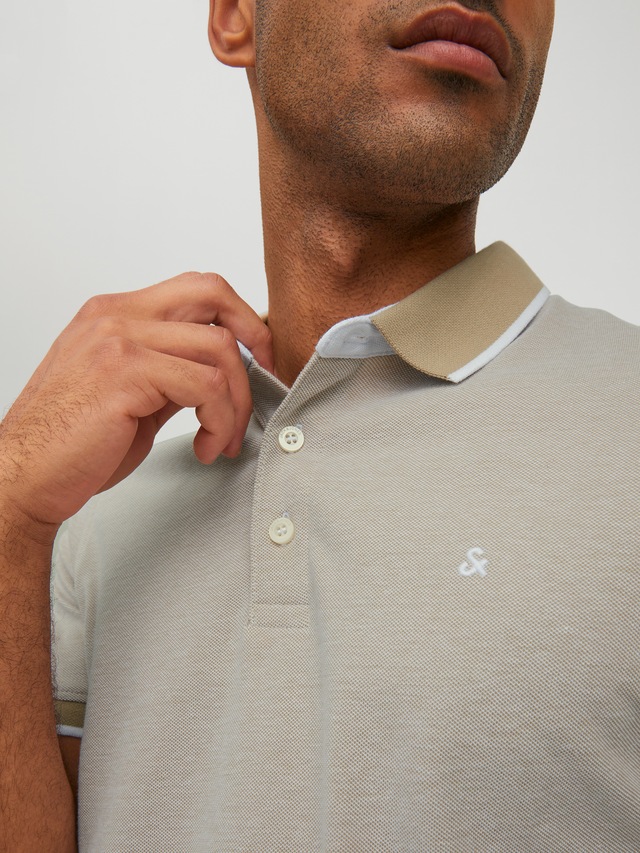 Jack & Jones Poloshirt »JJEPAULOS Poloshirt mit klassischem Kragen und figurbetonter Form« Logostickerei, modisch, schmal, Baumwolle, Polokragen