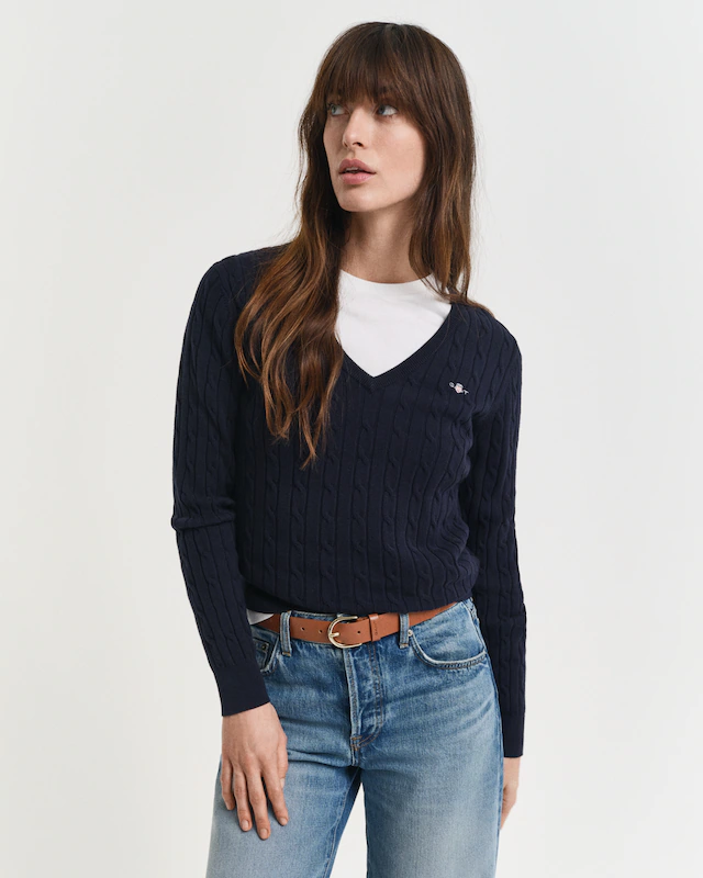 Gant Strickpullover »STRETCH COTTON CABLE V-NECK« mit Logostickerei auf der Brust