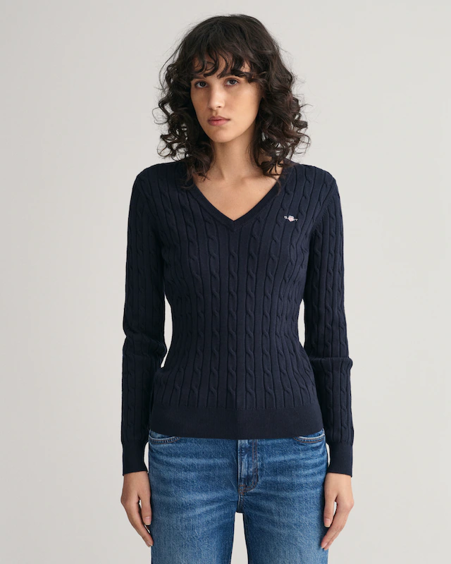Gant Strickpullover »STRETCH COTTON CABLE V-NECK« mit Logostickerei auf der Brust