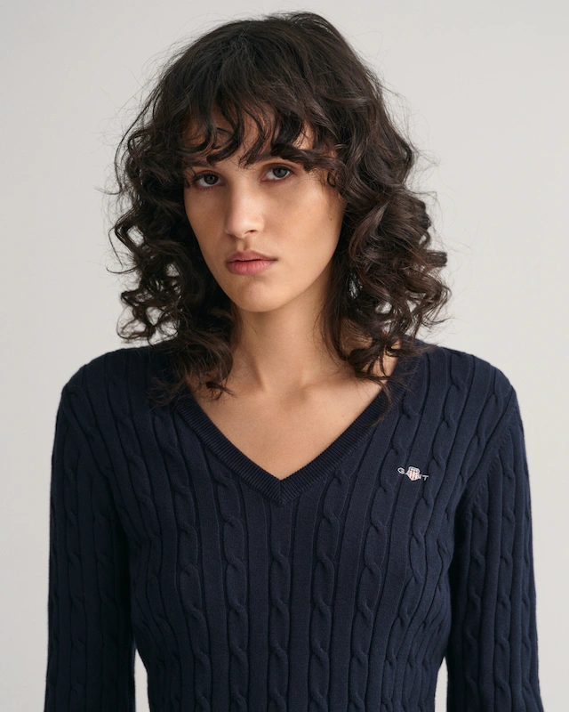 Gant Strickpullover »STRETCH COTTON CABLE V-NECK« mit Logostickerei auf der Brust
