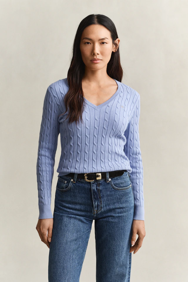 Gant Strickpullover »STRETCH COTTON CABLE V-NECK« mit Logostickerei auf der Brust