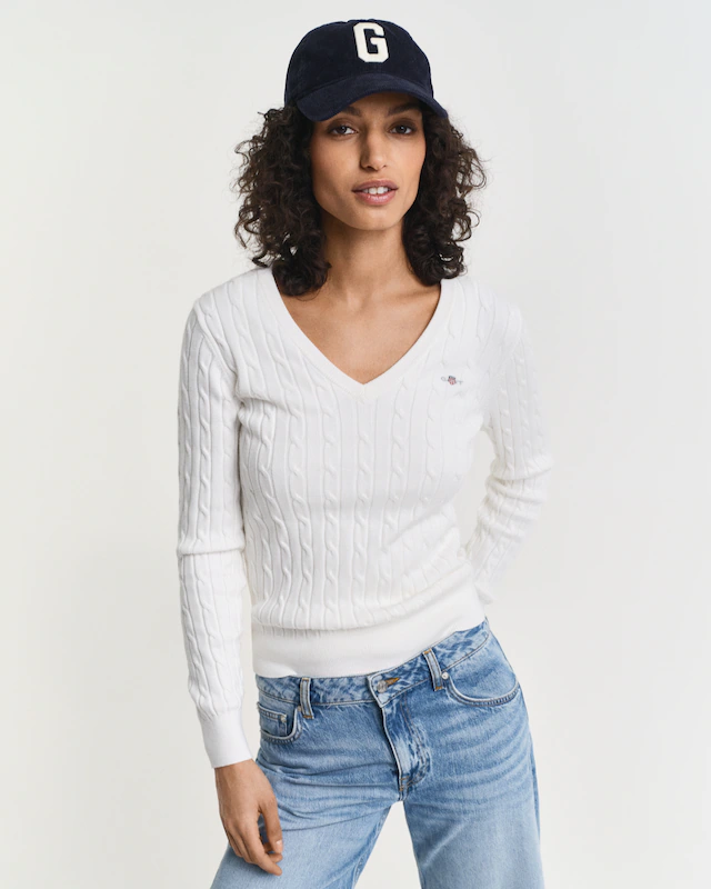 Gant Strickpullover »STRETCH COTTON CABLE V-NECK« mit Logostickerei auf der Brust