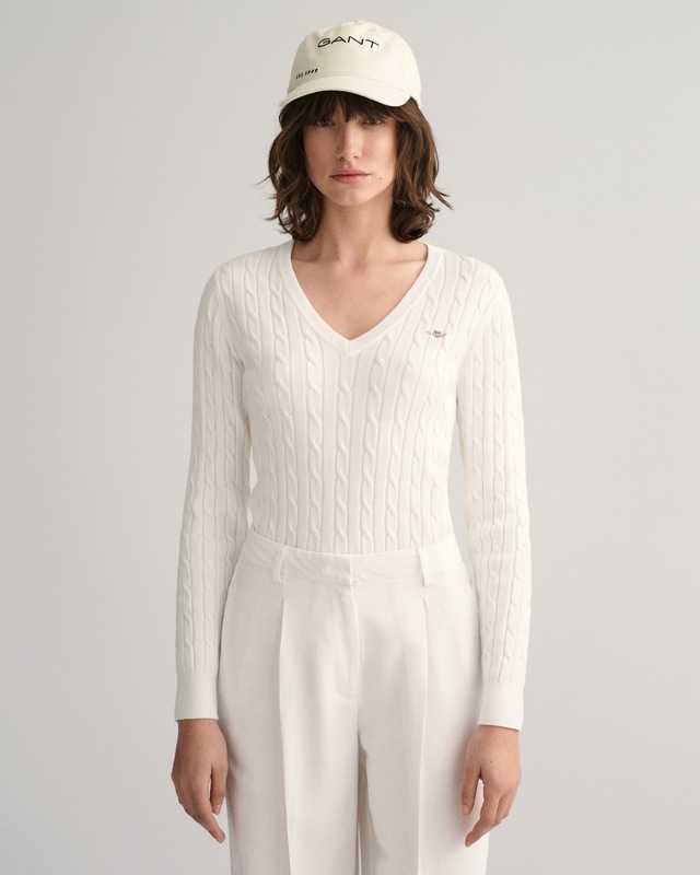 Gant Strickpullover »STRETCH COTTON CABLE V-NECK« mit Logostickerei auf der Brust