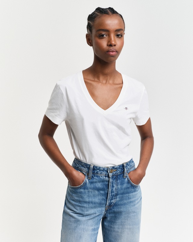 Gant T-Shirt »REG SHIELD KA V-NECK T-SHIRT« mit einer kleinen Logostickerei auf der Brust