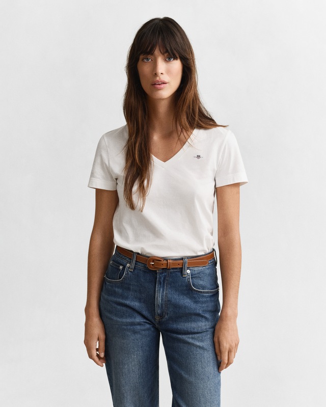 Gant T-Shirt »REG SHIELD KA V-NECK T-SHIRT« mit einer kleinen Logostickerei auf der Brust