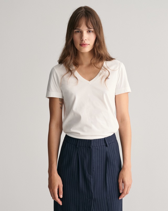 Gant T-Shirt »REG SHIELD KA V-NECK T-SHIRT« mit einer kleinen Logostickerei auf der Brust