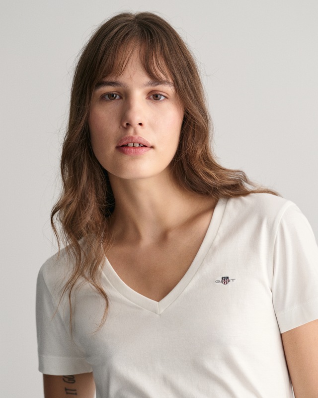Gant T-Shirt »REG SHIELD KA V-NECK T-SHIRT« mit einer kleinen Logostickerei auf der Brust
