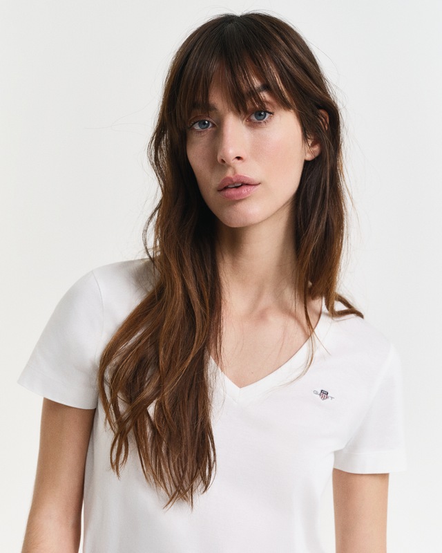 Gant T-Shirt »REG SHIELD KA V-NECK T-SHIRT« mit einer kleinen Logostickerei auf der Brust
