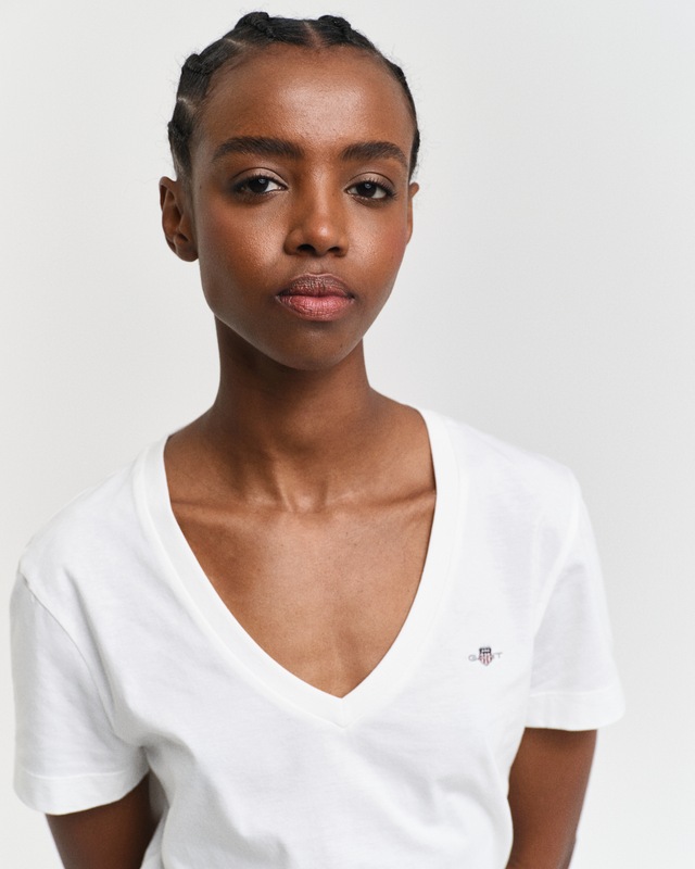 Gant T-Shirt »REG SHIELD KA V-NECK T-SHIRT« mit einer kleinen Logostickerei auf der Brust