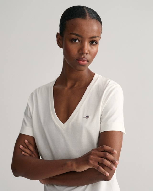 Gant T-Shirt »REG SHIELD KA V-NECK T-SHIRT« mit einer kleinen Logostickerei auf der Brust