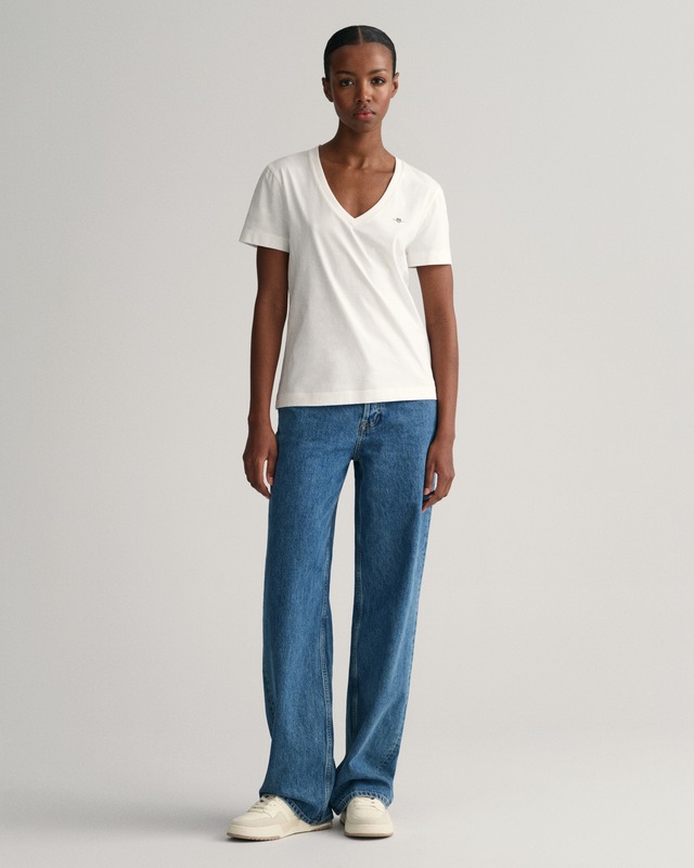 Gant T-Shirt »REG SHIELD KA V-NECK T-SHIRT« mit einer kleinen Logostickerei auf der Brust