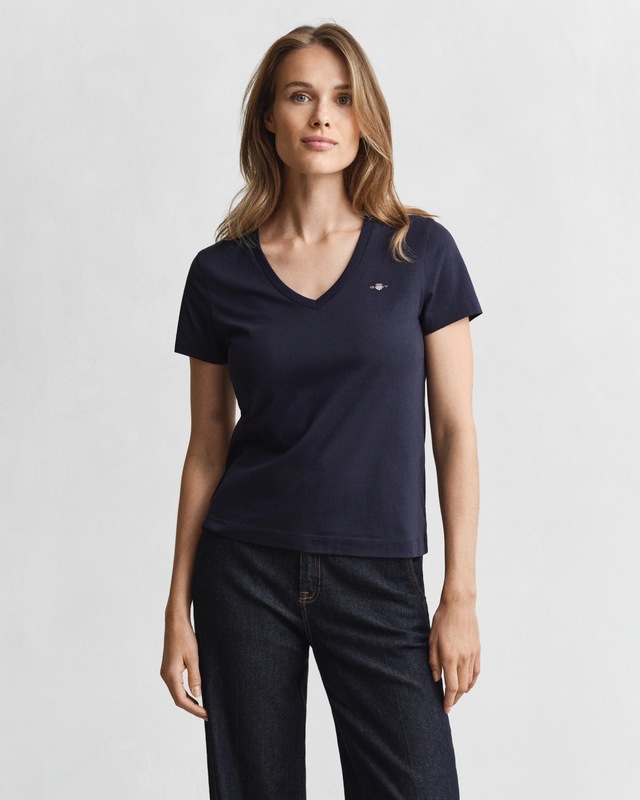 Gant T-Shirt »REG SHIELD KA V-NECK T-SHIRT« mit einer kleinen Logostickerei auf der Brust