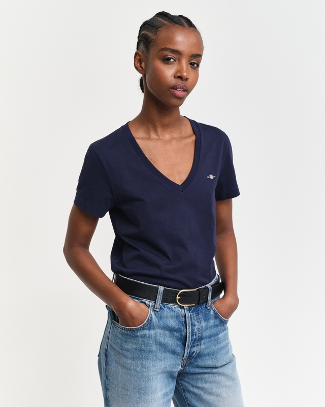 Gant T-Shirt »REG SHIELD KA V-NECK T-SHIRT« mit einer kleinen Logostickerei auf der Brust