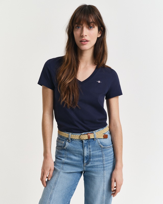 Gant T-Shirt »REG SHIELD KA V-NECK T-SHIRT« mit einer kleinen Logostickerei auf der Brust