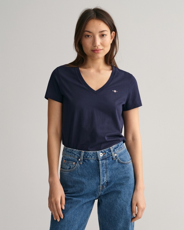 Gant T-Shirt »REG SHIELD KA V-NECK T-SHIRT« mit einer kleinen Logostickerei auf der Brust