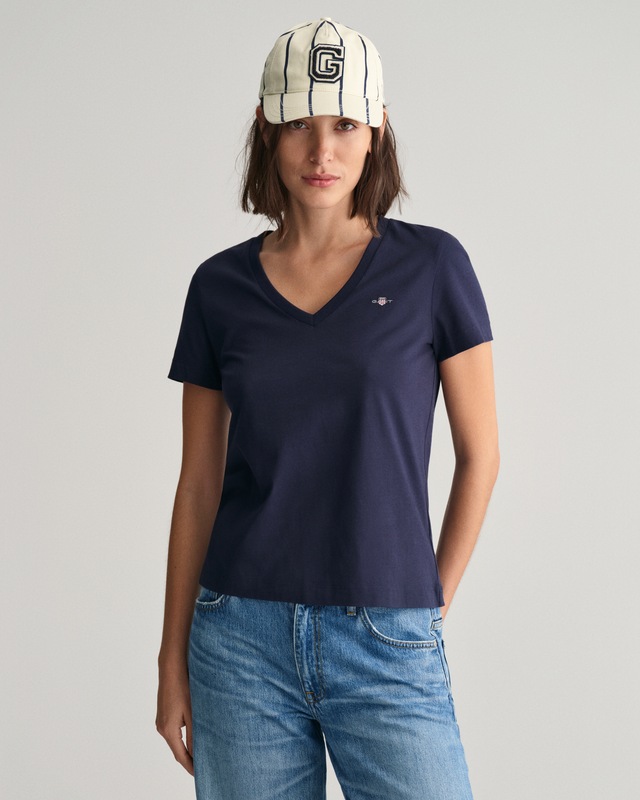 Gant T-Shirt »REG SHIELD KA V-NECK T-SHIRT« mit einer kleinen Logostickerei auf der Brust