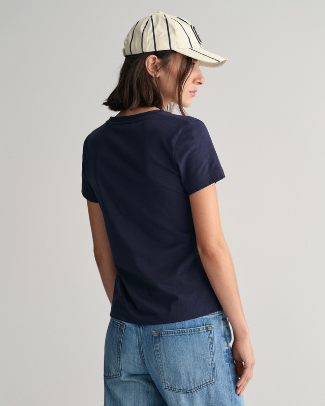 Gant T-Shirt »REG SHIELD KA V-NECK T-SHIRT« mit einer kleinen Logostickerei auf der Brust
