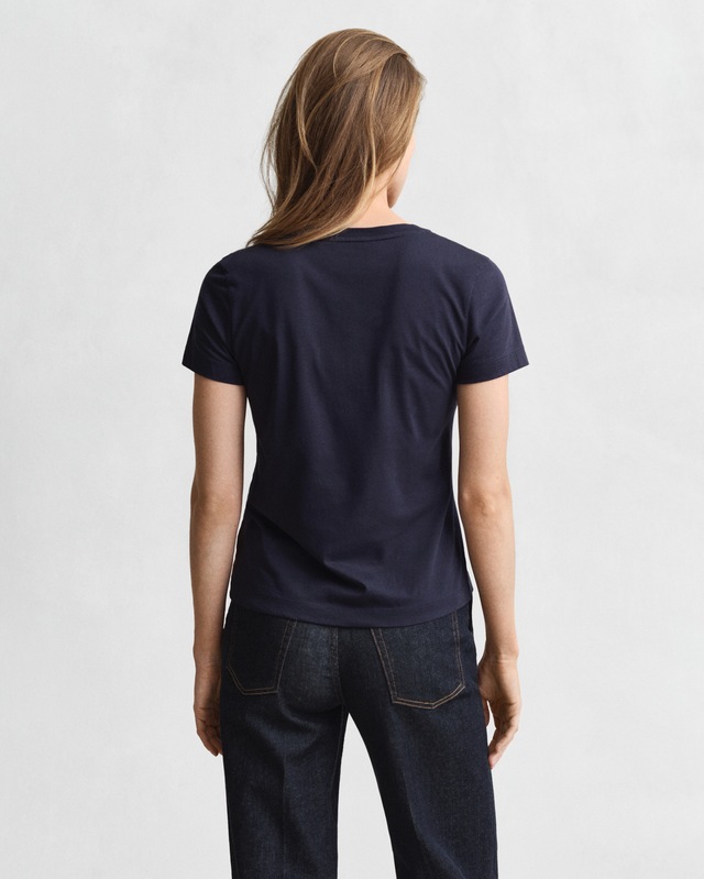 Gant T-Shirt »REG SHIELD KA V-NECK T-SHIRT« mit einer kleinen Logostickerei auf der Brust