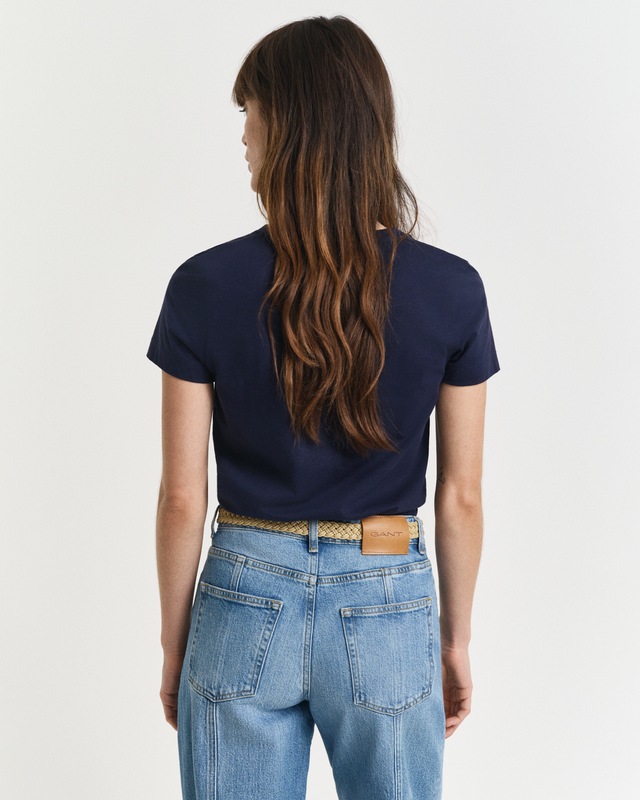 Gant T-Shirt »REG SHIELD KA V-NECK T-SHIRT« mit einer kleinen Logostickerei auf der Brust