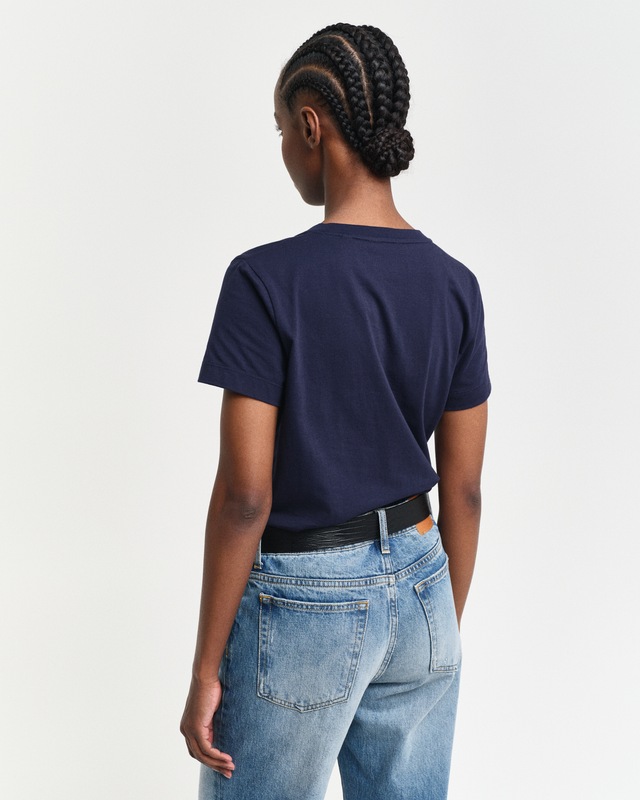 Gant T-Shirt »REG SHIELD KA V-NECK T-SHIRT« mit einer kleinen Logostickerei auf der Brust
