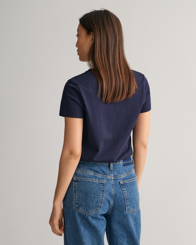 Gant T-Shirt »REG SHIELD KA V-NECK T-SHIRT« mit einer kleinen Logostickerei auf der Brust