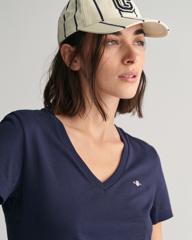 Gant T-Shirt »REG SHIELD KA V-NECK T-SHIRT« mit einer kleinen Logostickerei auf der Brust