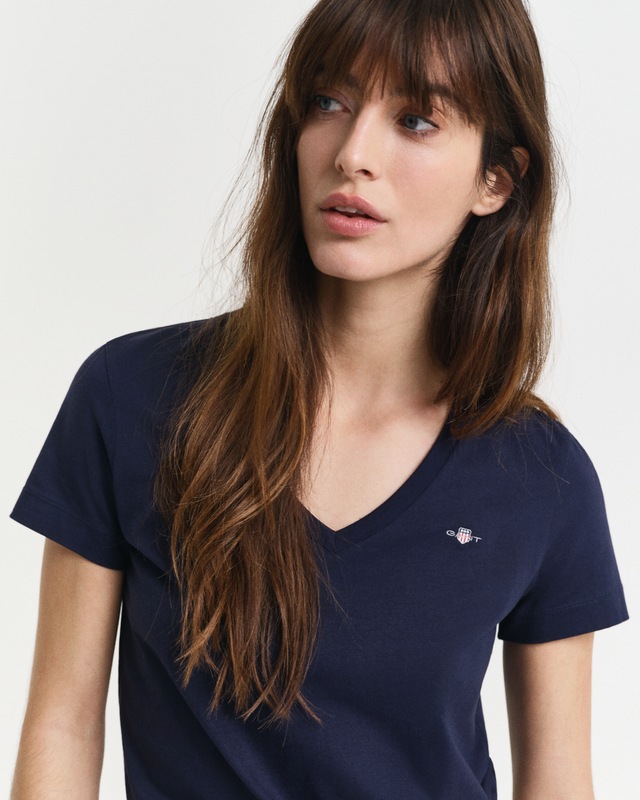 Gant T-Shirt »REG SHIELD KA V-NECK T-SHIRT« mit einer kleinen Logostickerei auf der Brust