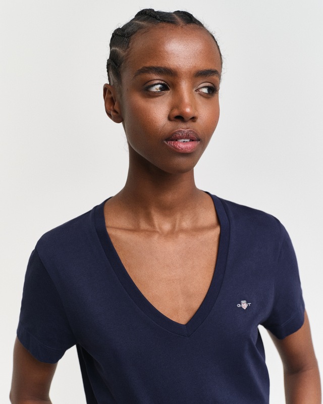 Gant T-Shirt »REG SHIELD KA V-NECK T-SHIRT« mit einer kleinen Logostickerei auf der Brust