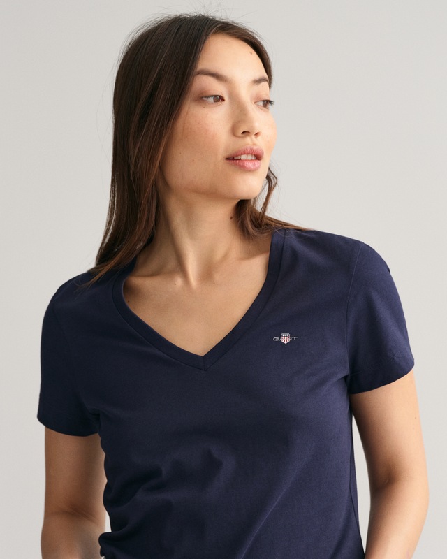 Gant T-Shirt »REG SHIELD KA V-NECK T-SHIRT« mit einer kleinen Logostickerei auf der Brust