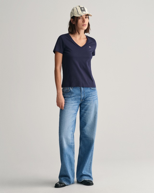 Gant T-Shirt »REG SHIELD KA V-NECK T-SHIRT« mit einer kleinen Logostickerei auf der Brust