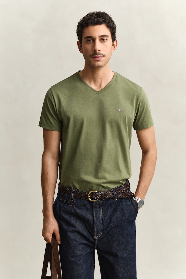 Gant T-Shirt »SLIM SHIELD V-NECK T-SHIRT« mit einer kleinen Logostickerei auf der Brust