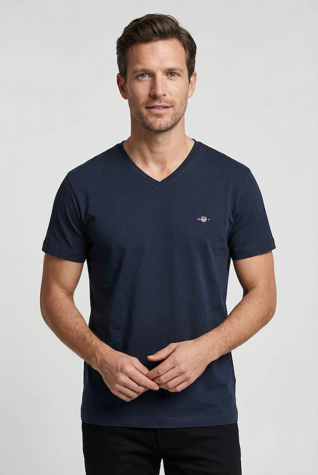 Gant T-Shirt »SLIM SHIELD V-NECK T-SHIRT« mit einer kleinen Logostickerei auf der Brust