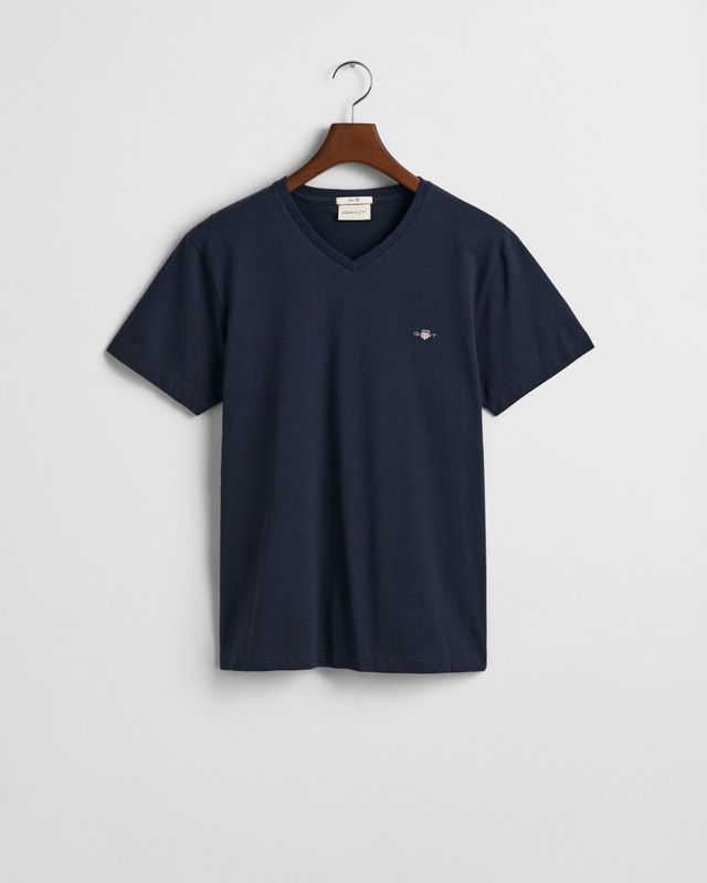 Gant T-Shirt »SLIM SHIELD V-NECK T-SHIRT« mit einer kleinen Logostickerei auf der Brust