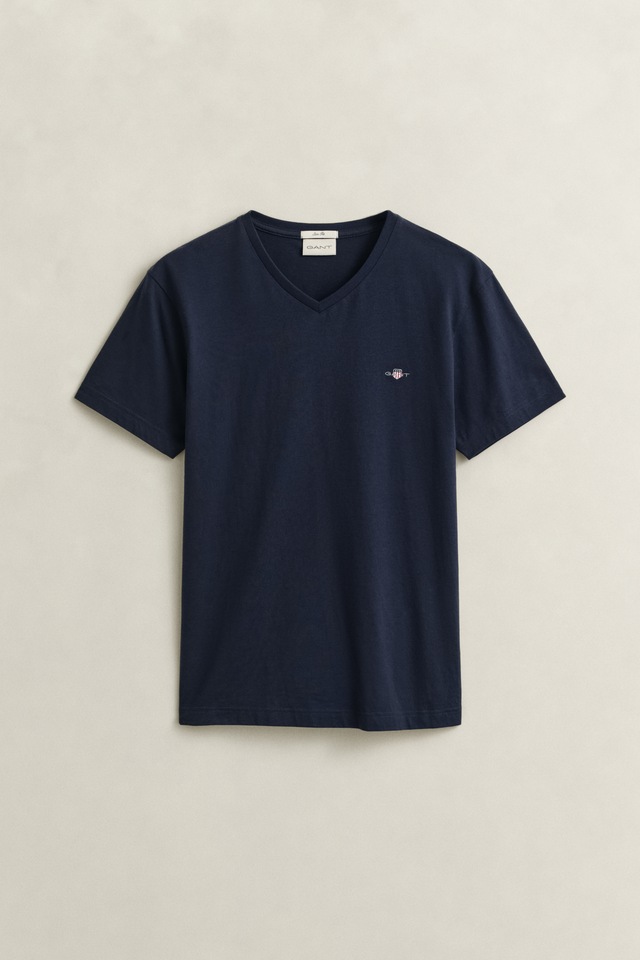 Gant T-Shirt »SLIM SHIELD V-NECK T-SHIRT« mit einer kleinen Logostickerei auf der Brust