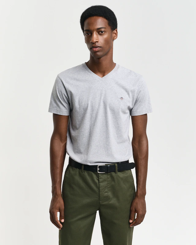 Gant T-Shirt »SLIM SHIELD V-NECK T-SHIRT« mit einer kleinen Logostickerei auf der Brust