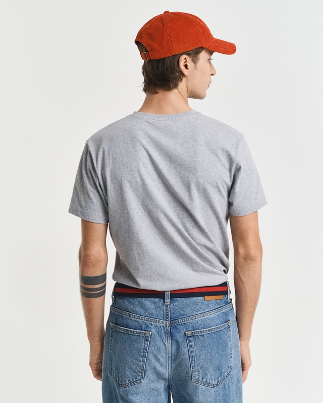 Gant T-Shirt »SLIM SHIELD V-NECK T-SHIRT« mit einer kleinen Logostickerei auf der Brust