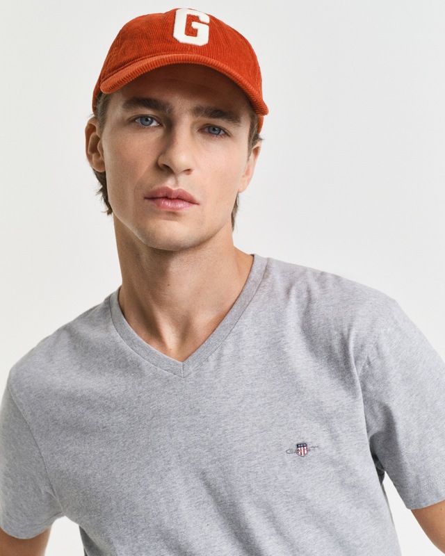 Gant T-Shirt »SLIM SHIELD V-NECK T-SHIRT« mit einer kleinen Logostickerei auf der Brust