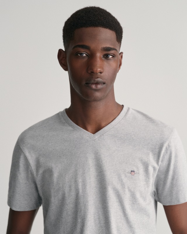 Gant T-Shirt »SLIM SHIELD V-NECK T-SHIRT« mit einer kleinen Logostickerei auf der Brust