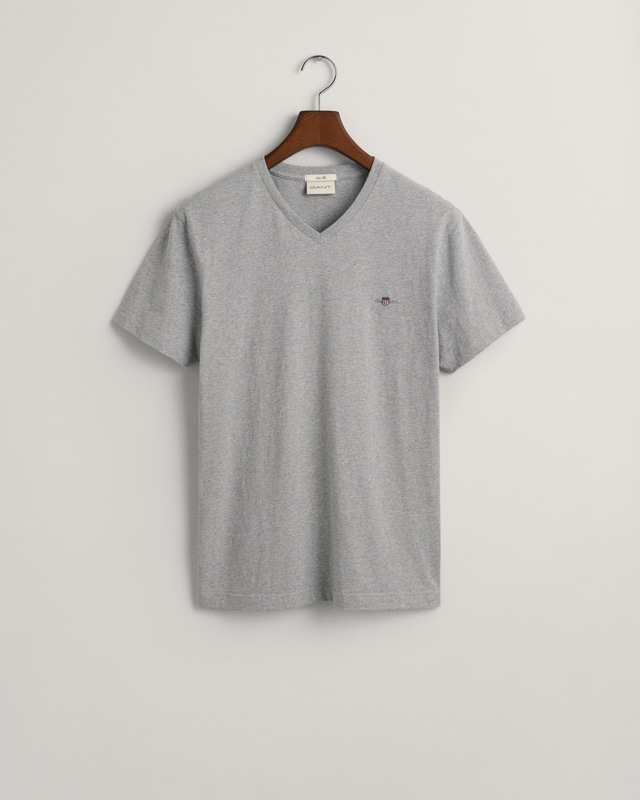 Gant T-Shirt »SLIM SHIELD V-NECK T-SHIRT« mit einer kleinen Logostickerei auf der Brust