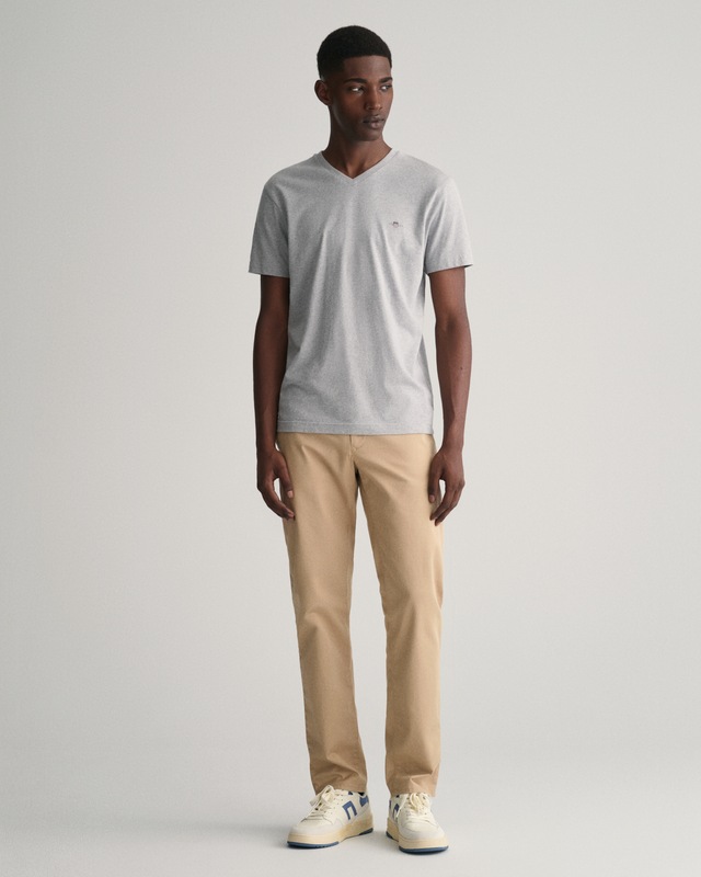Gant T-Shirt »SLIM SHIELD V-NECK T-SHIRT« mit einer kleinen Logostickerei auf der Brust