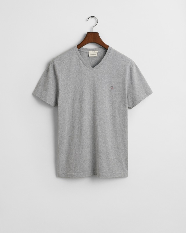 Gant T-Shirt »SLIM SHIELD V-NECK T-SHIRT« mit einer kleinen Logostickerei auf der Brust