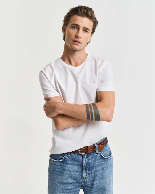 Gant T-Shirt »SLIM SHIELD V-NECK T-SHIRT« mit einer kleinen Logostickerei auf der Brust