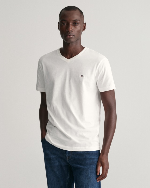 Gant T-Shirt »SLIM SHIELD V-NECK T-SHIRT« mit einer kleinen Logostickerei auf der Brust
