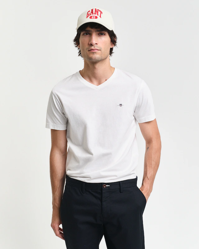Gant T-Shirt »SLIM SHIELD V-NECK T-SHIRT« mit einer kleinen Logostickerei auf der Brust