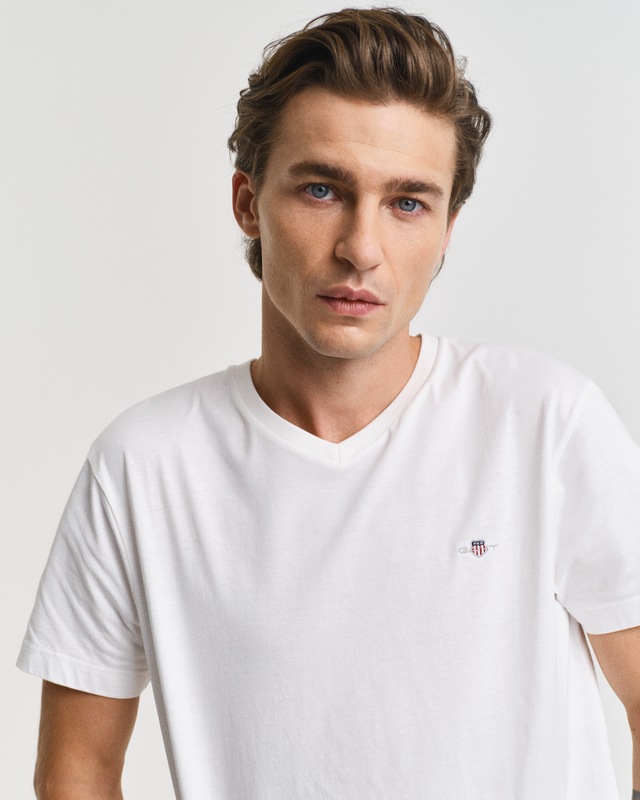 Gant T-Shirt »SLIM SHIELD V-NECK T-SHIRT« mit einer kleinen Logostickerei auf der Brust