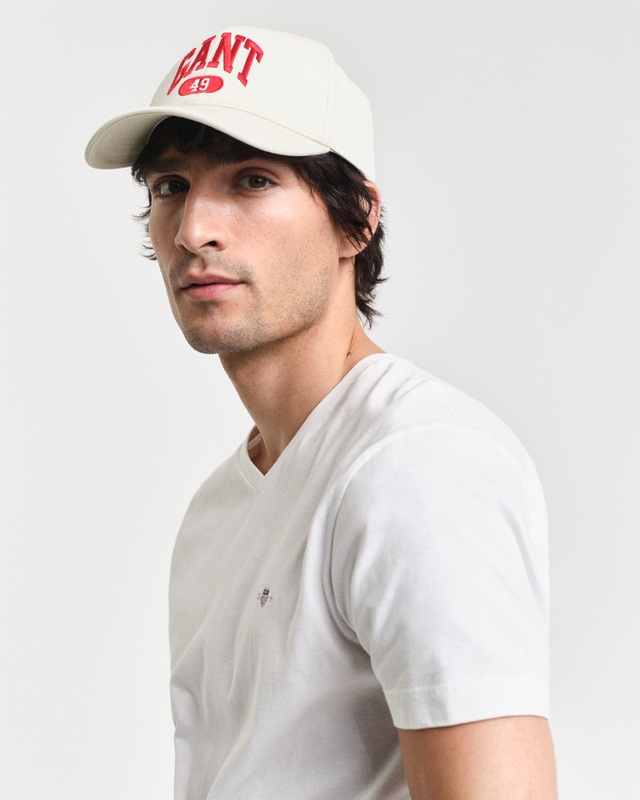 Gant T-Shirt »SLIM SHIELD V-NECK T-SHIRT« mit einer kleinen Logostickerei auf der Brust
